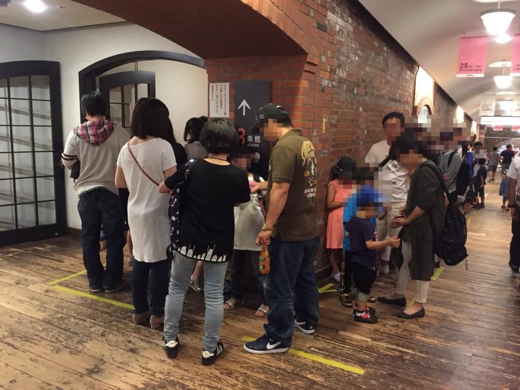「サワレルハチュウルイ展」開店前の長蛇の列の様子