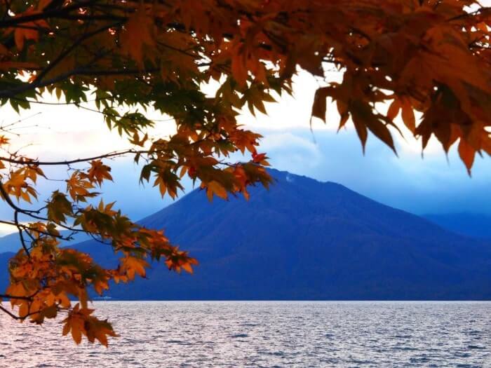 紅葉越しの支笏湖