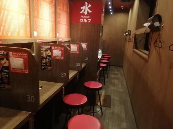 ラーメン屋「一蘭」の集中カウンター