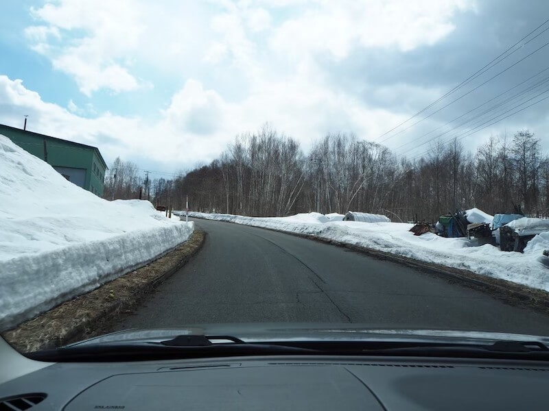 雪解け時期の北海道の道路