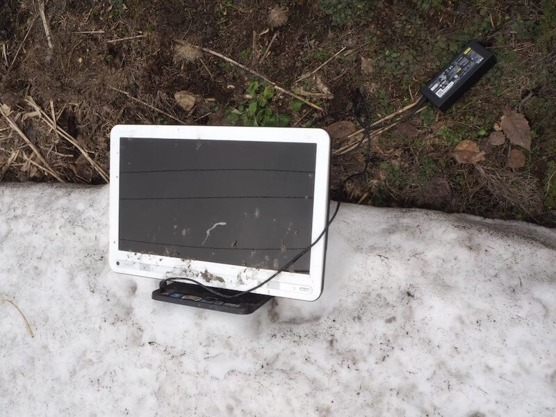 北海道の雪解けとともに出てきたテレビ