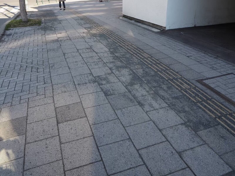 雪解け後の札幌の道路