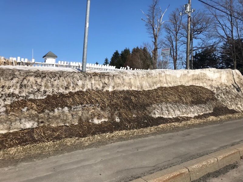 4月の北海道の道路にある雪