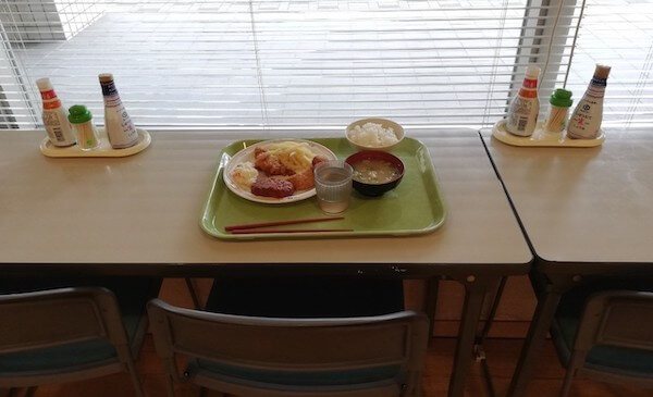 ポリテクセンター北海道の食堂の窓際の席
