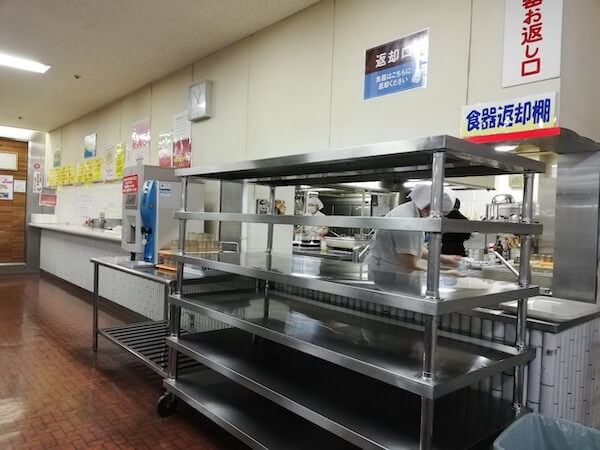 札幌交通局の社員食堂の食器返却口