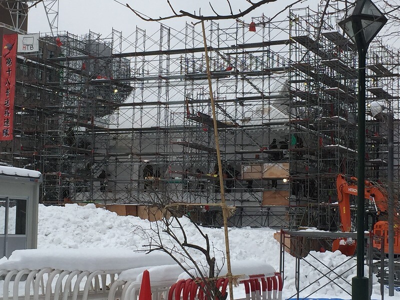 雪まつりの雪像を作るために建てる足場