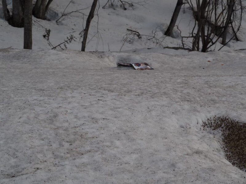 雪の埋もれたエロ本