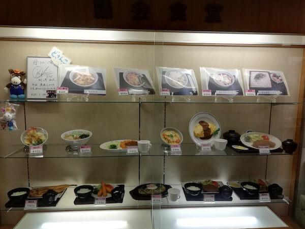 道議会食堂の月見そば