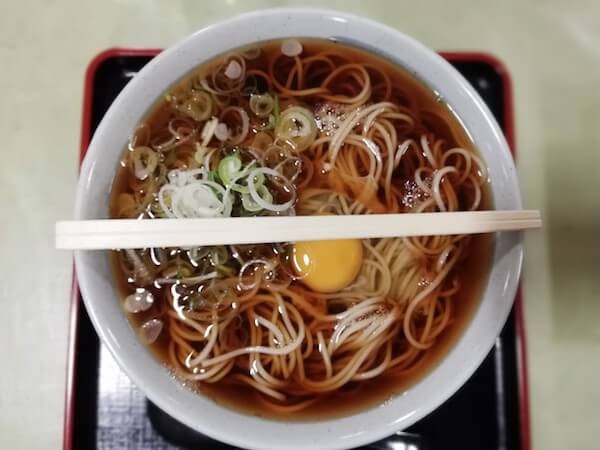 道議会食堂の月見そば