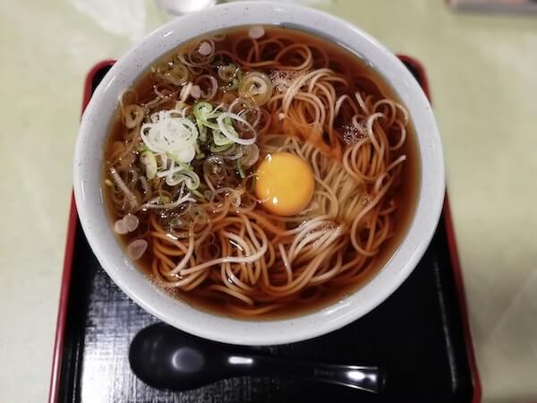 道議会食堂の月見そば
